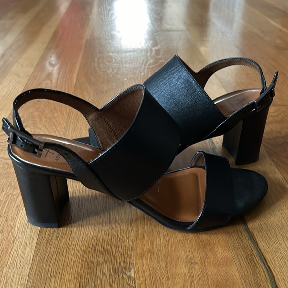 Aquatalia heeled double front strap sandals. Size 8 - Picture 2 of 6